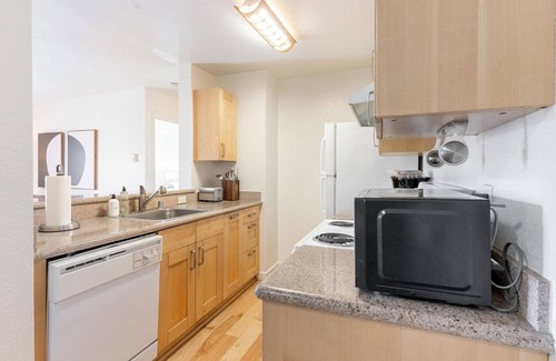 Fremont Apartamento | Stunning Fremont 1BR w/ Balcony & W/D, nr Stores & Park, by Blueground