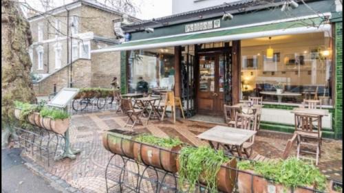 Southwark Apartamento | STUNNING GARDEN APARTMENT Central Exclusive With Free Off Road Parking By Flat & Wiffi Beautifully Secluded 3 mins From All Amenities Home Not Hotel
