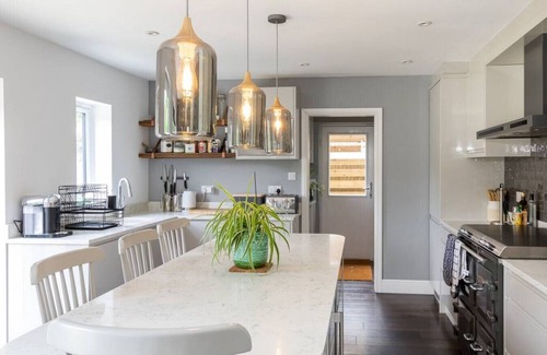 Bourton Casa | Stunning 5 Bed in the Centre of Bourton!