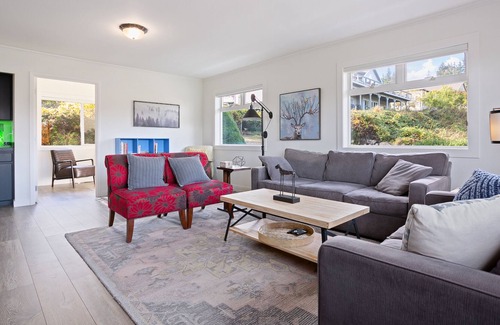Sudden Valley Casa | Stunning Geneva 4-Bedroom Villa W/ Lake View and Hot Tub