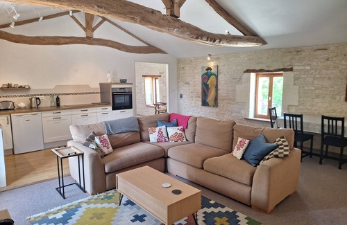 Mons Casa | Impresionante casa rural con piscina compartida, Nr Matha y Cognac (planta baja también disponible)