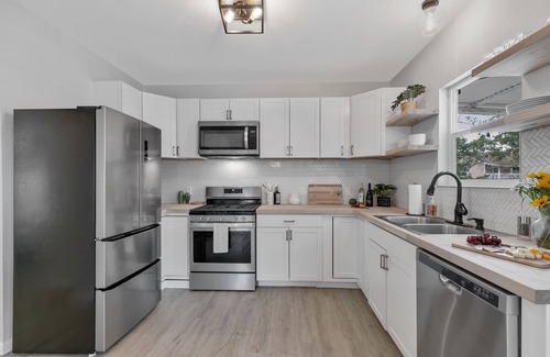 Harper Casa | Stunning Haus With Hot Tub, Grill & Fire Pit!