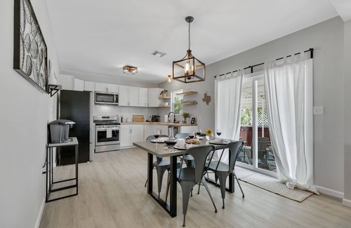Harper Casa | Stunning Haus With Hot Tub, Grill & Fire Pit!