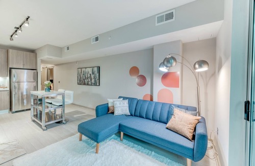 Aurora Highlands Condominio | Stunning Highrise w/private Rooftop Ideal Location