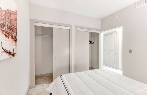 Aurora Highlands Condominio | Stunning Highrise w/private Rooftop Ideal Location