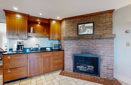 Clarendon Casa | Stunning hillside home on 60 acres - valley views, chef’s kitchen, near skiing