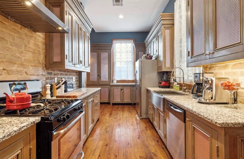Faubourg Lafayette Villa | Stunning Historic Villa w/Heated Pool 5br|5ba