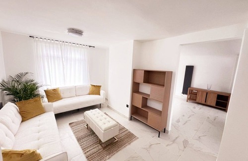 Liverpool Casa | Stunning home - Beautiful gardens - Prime location
