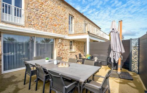 L'Etang-Bertrand Casa | Stunning Home In L'étang-Bertrand