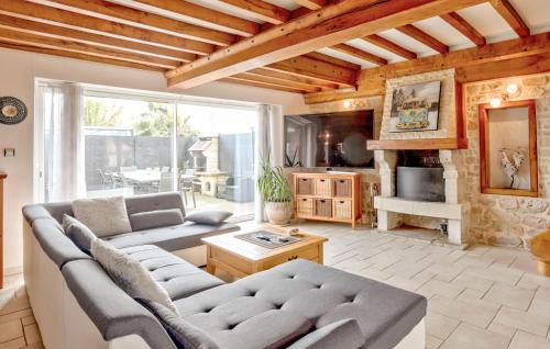 L'Etang-Bertrand Casa | Stunning Home In L'étang-Bertrand