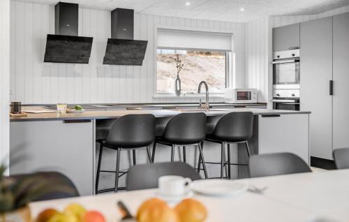 Hjarbæk Casa | Stunning Home In Løgstrup With Kitchen