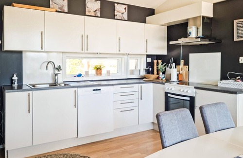 Lyngdal Casa | Hermosa casa en Lyngdal con cocina.