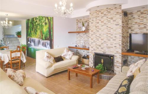 Sayalonga Casa | Stunning Home In Sayalonga With Wifi