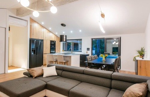 Split Casa | Impresionante casa en Srinjine con WiFi