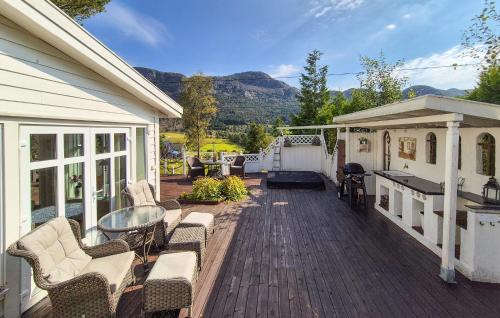 Vikebygd Casa | Stunning Home In Vikebygd With House A Mountain View