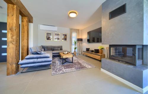 Vrh Casa | Stunning Home In Vrh With Sauna