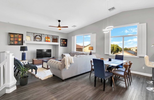 Enterprise Cama Y Desayuno | Stunning Home w/Backyard Oasis with Pool, 10 min from Las Vegas Strip