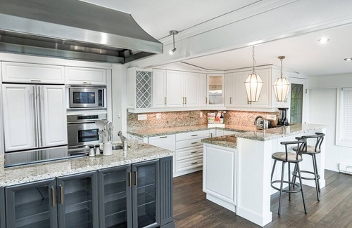 Central Okanagan Casa | Stunning Home with a 180° view of the Lake + Hot Tub + Firepit + Pool Table
