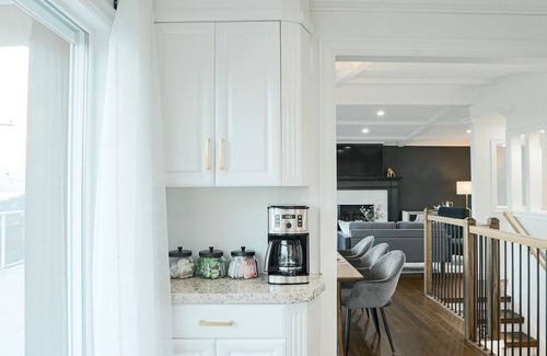 Central Okanagan Casa | Stunning Home with a 180° view of the Lake + Hot Tub + Firepit + Pool Table