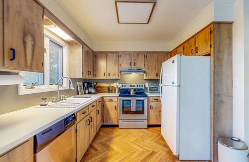 Canton Casa | Stunning house offers serene living with breathtaking mountain and sunset views.