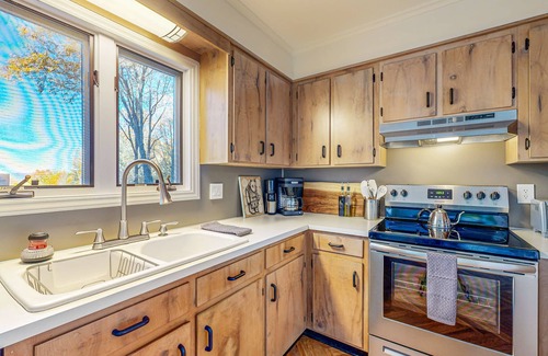 Canton Casa | Stunning house offers serene living with breathtaking mountain and sunset views.