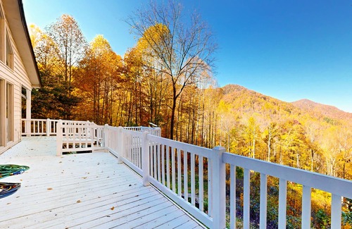 Canton Casa | Stunning house offers serene living with breathtaking mountain and sunset views.