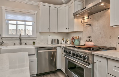 Santa Barbara Casa | STUNNING in Santa Barbara 3 Bed/ 2 Bath 7 DAYS MIN SHORT TERM WELCOMED