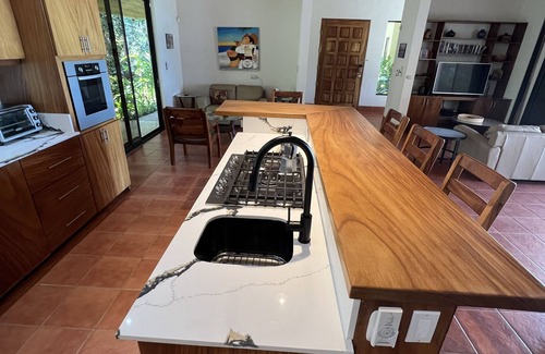 Quepos Casa | ¡Impresionante piscina infinita con vistas al océano y a la montaña para que disfrutes!