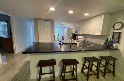 White Marsh Apartamento | Stunning King APT /Pool/Tennis/Golf/Beach/Trails