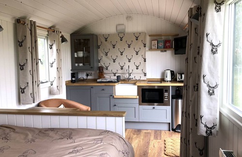 Haverhill Casa | Stunning Lakeside Shepherd's Hut - Hot Tub & Sauna