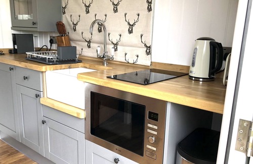 Haverhill Casa | Stunning Lakeside Shepherd's Hut - Hot Tub & Sauna