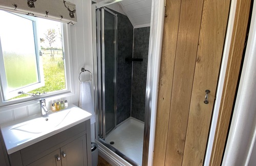 Haverhill Casa | Stunning Lakeside Shepherd's Hut - Hot Tub & Sauna