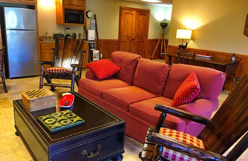 Clarkesville Casa | Impresionante casa de Lake Burton, decorada profesionalmente en Cherokee Cove.
