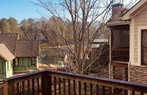 Clarkesville Casa | Impresionante casa de Lake Burton, decorada profesionalmente en Cherokee Cove.