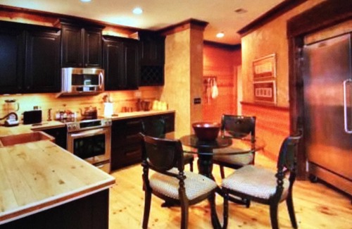 Camdenton Condominio | Off 54 Gorgeous Getaway, Lake Front, Sin escalones, Resbalón del barco, Rampa del barco, sin grava