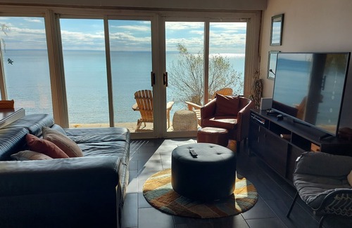Hamilton Cabaña | Stunning lake house on Lake Erie with hottub and magnificent views.