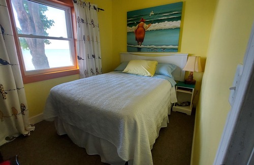Hamilton Cabaña | Stunning lake house on Lake Erie with hottub and magnificent views.
