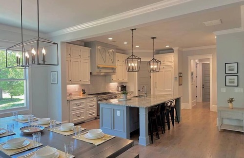Lavonia Casa | Stunning Lake House w/ Hot Tub & Dock