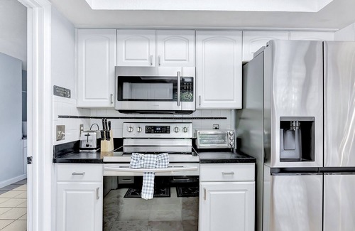 Bearss Plaza Casa | Stunning Lake House w/ Heated Pool + Ping Pong!