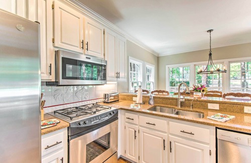 Lake Oconee Cabaña | Stunning Lake Oconee Retreat w/ Pool Access!