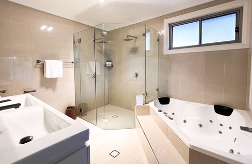 Bolton Point Casa | Stunning lake view luxury holiday home