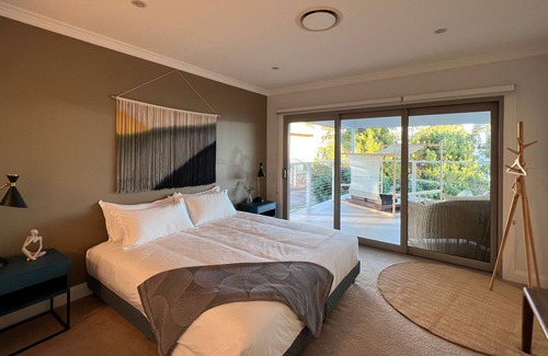 Bolton Point Casa | Stunning lake view luxury holiday home
