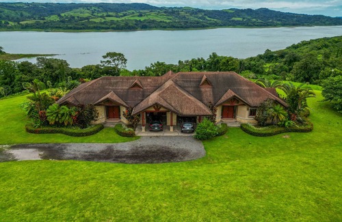Tronadora Casa | Stunning Lake View Duplex with a Hot tub, WIFI, & Dog Friendly