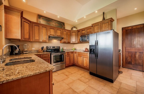 Tronadora Casa | Stunning Lake View Duplex with a Hot tub, WIFI, & Dog Friendly