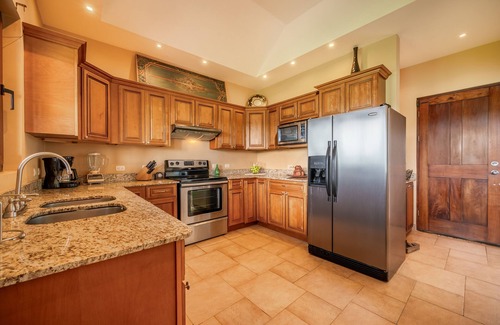 Tronadora Casa | Stunning Lake View Home with a Hot tub, WIFI, & Dog Friendly