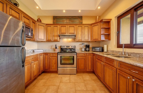 Tronadora Casa | Stunning Lake View Home with a Hot tub, WIFI, & Dog Friendly