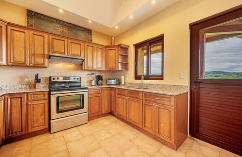 Tronadora Casa | Stunning Lake View Home with a Hot tub, WIFI, & Dog Friendly