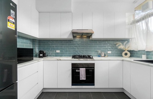 West Lakes Casa | Stunning Lake View Townhouse-Dream Staycation