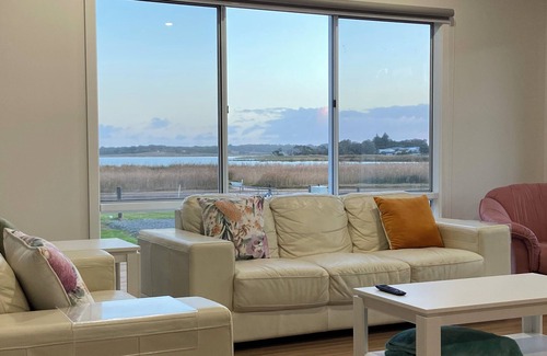 Alexandrina Casa | Stunning lake views, entertainer’s deck, fire pit, kids toys & books