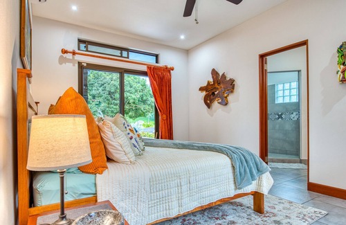 Tronadora Casa | Stunning Lake, Volcano, Mountainside Vistas, with chef's kitchen